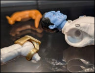 Befestigung der Schulterklappe am Arm der Thrawn Figur